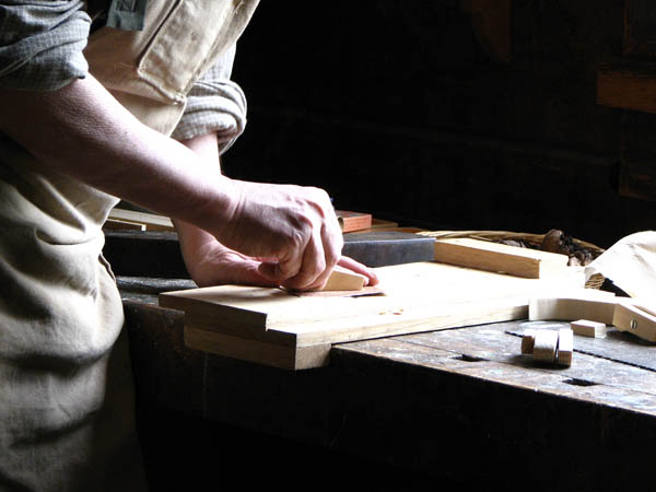 Nuestro equipo de profesionales cuenta  con muchos años de contrastada <strong>experiencia</strong> en el sector de la <strong>carpintería de madera en Casas del Monte</strong>.